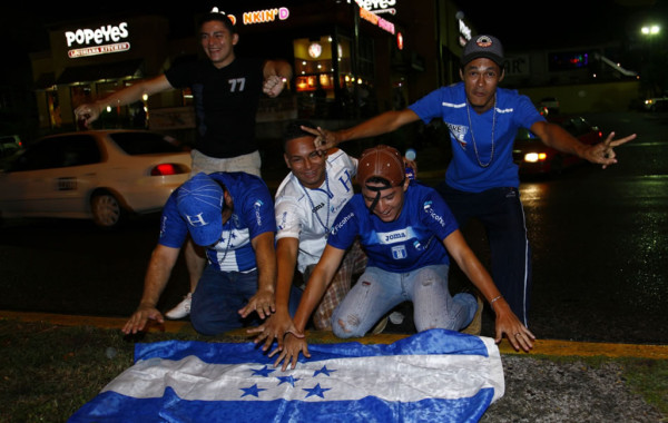 Así celebraron los hondureños el Aztecazo ante México