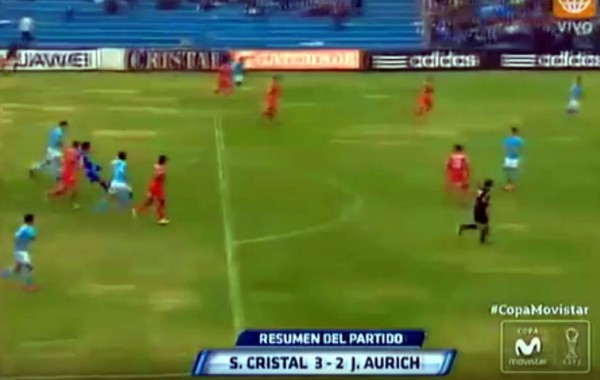 La genial 'asistencia' de un árbitro que decidió un partido en Perú