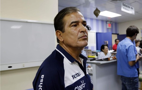 Jorge Luis Pinto, conmovido por dos gemelitas especiales