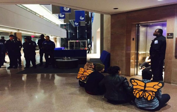 Arrestan a activistas que defendían a indocumentados