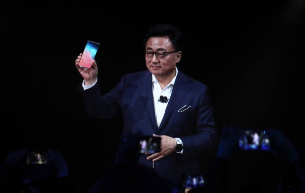 SAN FRANCISCO, CALIFORNIA - FEBRUARY 20: DJ Koh, President and CEO of IT & Mobile Communications Division of Samsung Electronics, holds the new Samsung Galaxy S10 smartphone during the Samsung Unpacked event on February 20, 2019 in San Francisco, California. Samsung announced a new foldable smartphone. Justin Sullivan/Getty Images/AFP== FOR NEWSPAPERS, INTERNET, TELCOS & TELEVISION USE ONLY ==