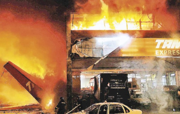 Mueren 186 ocupantes de avión en Brasil; tres en tierra