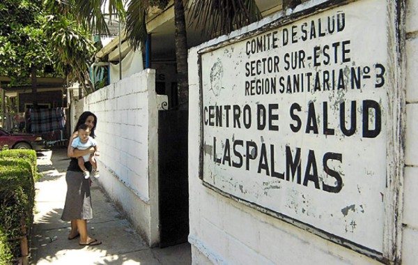 Violan a mujer en centro de salud
