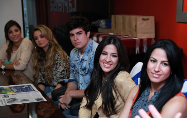 Las senadoras de República Deportiva, Natalia Saenz, Carolina McCallister y Alba Galindo junto al actor Danilo Carrera y la hondureña, Maity Interiano.