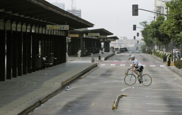 Las calles totalmente desoladas hoy en Argentina por la huelga de los transportistas. Foto AFP.