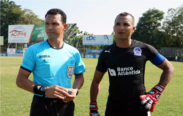 Donis Escober sobre el árbitro Nelson Salgado: 'Le falta mucha personalidad'