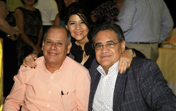 Esther Cárdenas con Hans Cramer y José Gil Aguilar.