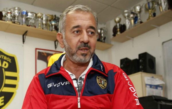 Refugiado sirio pateado por periodista debutará como DT