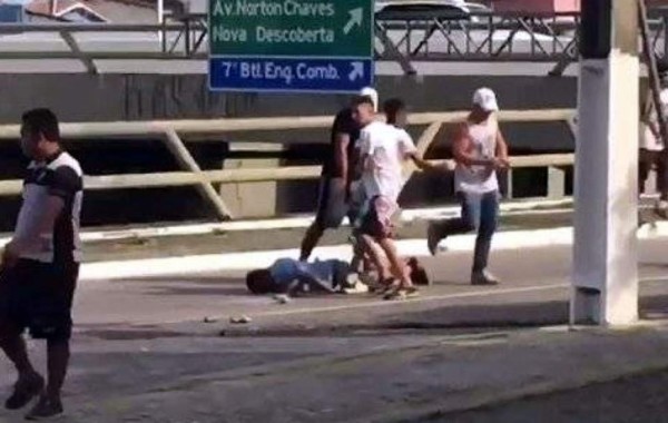 VIDEO: Escalofriante pelea entre aficionados previo a un partido en Brasil
