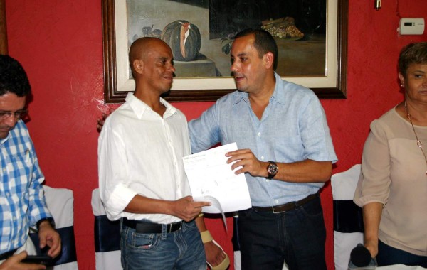 Enrique Reneau recibe 50 mil lempiras de alcalde ceibeño