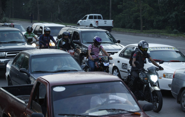 Conductores sampedranos atorados en infernal caos vehicular