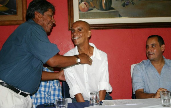 Enrique Reneau recibe 50 mil lempiras de alcalde ceibeño