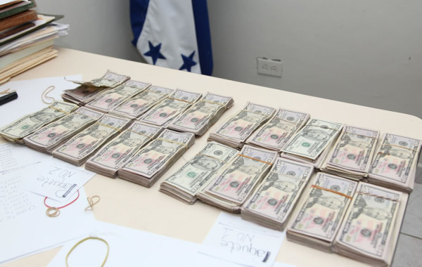 Detienen a un hombre con 400 mil lempiras y 8,500 dólares