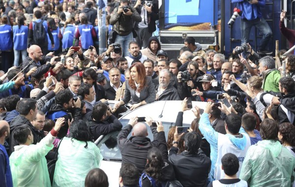 BAS001. BUENOS AIRES (ARGENTINA), 13/04/2016.- La expresidenta argentina Cristina Fernández de Kirchner (c) saluda a centenares de sus seguidores hoy, miércoles 13 de abril de 2016, tras declarar en los tribunales de Comodoro Py en Buenos Aires. Fernández aseveró hoy que el suyo 'no es el único caso' de una 'expresidenta perseguida' en el país, tras presentarse ante el juez que la llamó a declarar en una causa que investiga presuntas irregularidades en operaciones el Banco Central durante su gestión. EFE/David Fernández