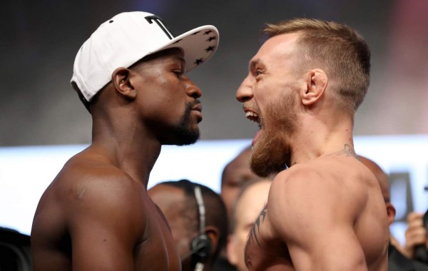 Mayweather y McGregor se ven las caras en acalorado pesaje