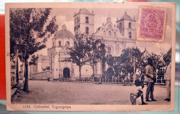 Registra la historia de Honduras en una colección de tarjetas postales