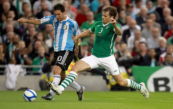 Irlandeses fueron sobornados para no pegar a Messi