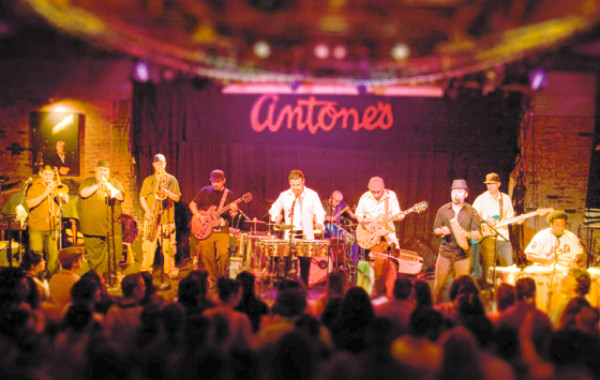 Lady Gaga llega 'incubada' en un capullo