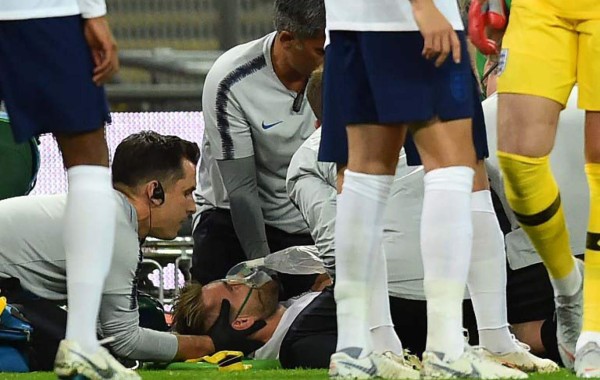 Futbolista sufre terrible caída y da el susto en el Inglaterra - España