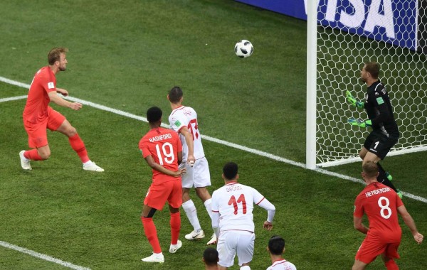 England's forward Harry Kane (L) heads the ball and scores his second goal during the Russia 2018 World Cup Group G football match between Tunisia and England at the Volgograd Arena in Volgograd on June 18, 2018. / AFP PHOTO / NICOLAS ASFOURI / RESTRICTED TO EDITORIAL USE - NO MOBILE PUSH ALERTS/DOWNLOADS