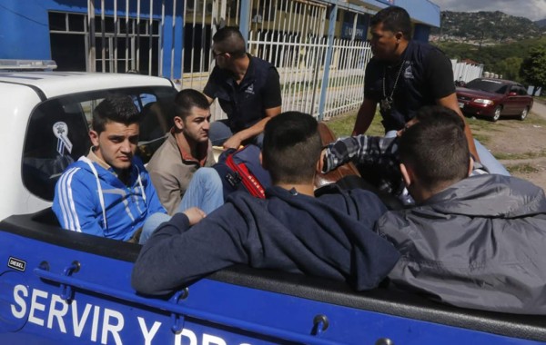 Detienen a cinco sirios con pasaportes griegos robados