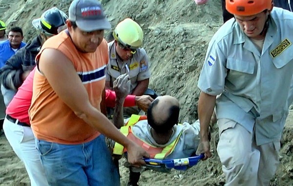 Rescatan a tres obreros después de estar 30 minutos soterrados