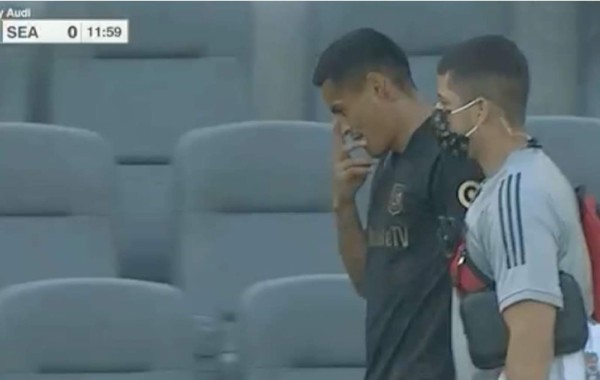 Andy Najar salió del campo por lesión a los siete minutos de haber entrado.