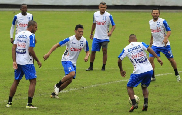Roger Espinoza se unió a los entrenamientos de la Selección