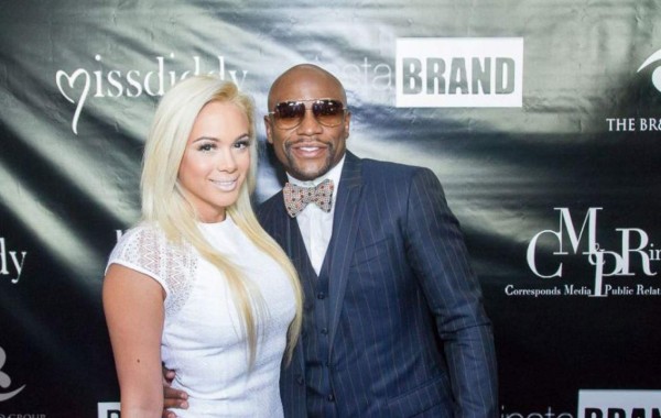Mayweather se luce con espectacular regalo a su novia