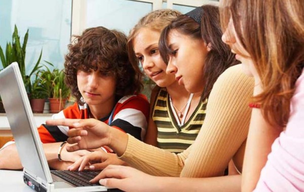 Jóvenes hacen amigos a través de videojuegos en línea