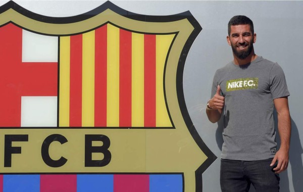 El turco Arda Turan arribó a Barcelona