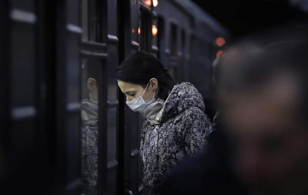 El denominado COVID-19, que comenzó en China, país con mayor número de infectados y fallecimientos, ha infectado ya a cerca de 92,000 personas y le ha causado la muerte a 3.100. EFE/EPA/MAXIM SHIPENKOV/Archivo