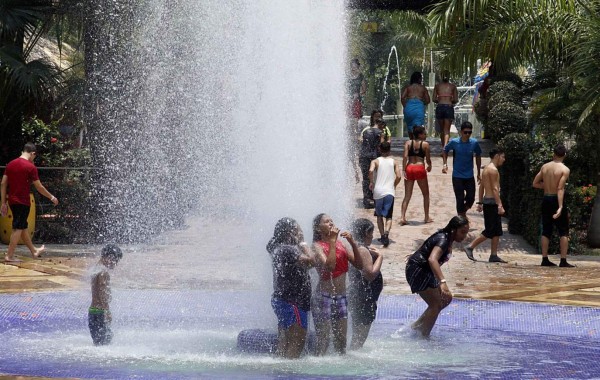 Chapuzón para sofocar el calor en San Pedro Sula