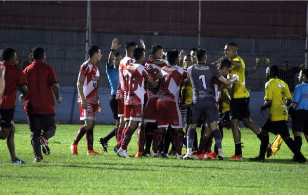 En los últimos minutos del juego los jugadores de Vida y Real España protagonizaron un zafarrancho.