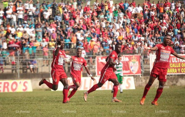 Jugadores de la Real Sociedad festejando el tanto del empate.