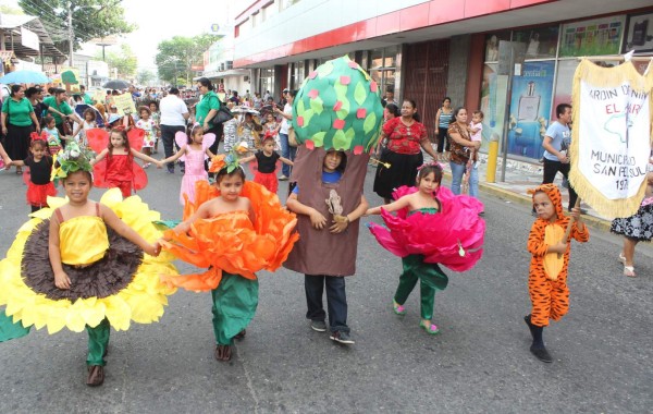 Con desfile conmemoran Día Mundial del Ambiente