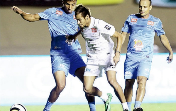 Video: Neymar mete cinco goles en un partido benéfico en Brasil