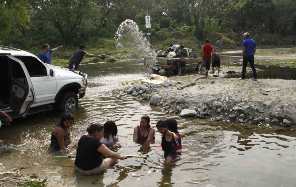 Chapuzón para sofocar el calor en San Pedro Sula