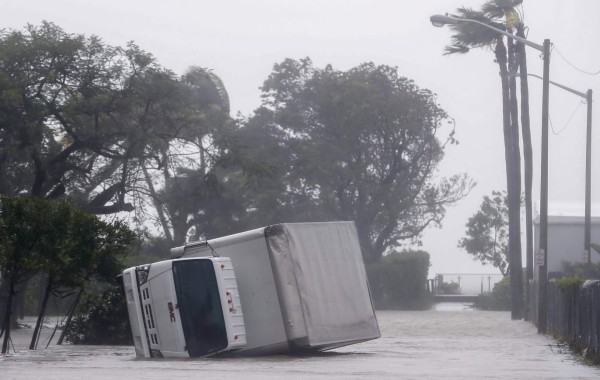 Huracán Irma avanza causando destrozos hacia el norte de Florida