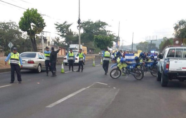 Caos vehicular por bloqueo de un carril del anillo periférico en Tegucigalpa