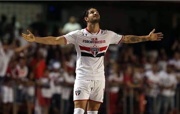 VIDEO: Pato reaparece con un golazo y se cae en el festejo
