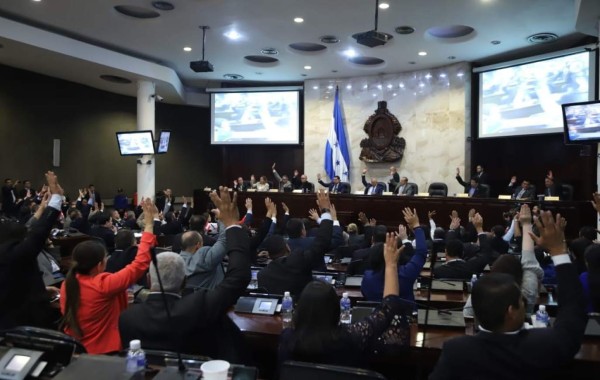 Diputados eliminan decretos de Ley de Reestructuración en Salud y Educación