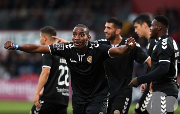 Bryan Róchez celebrando su gol con el Nacional de Portugal contra el Deportivo Aves.