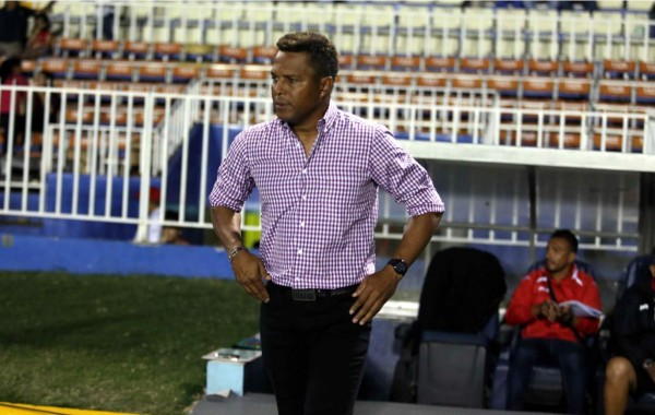 Carlos Pavón, exitoso como futbolista que deja dudas como entrenador