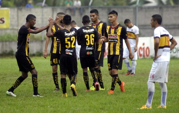 Real España sufre, pero avanza en penales en la Copa Presidente