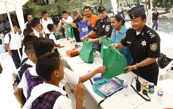Policía promete más seguridad a los escolares de la Rivera Hernández