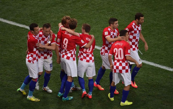 Neymar y un penal inexistente alivian el estreno de Brasil