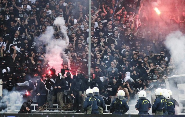 Batalla campal entre ultras en la final de Copa de Grecia