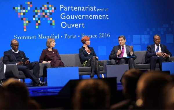 El mandatario hondureño en una mesa redonda de la cumbre de gobiernos abiertos.
