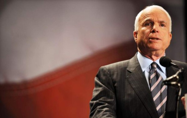 McCain defiende economía y reafirma su interés en inmigración ante latinos